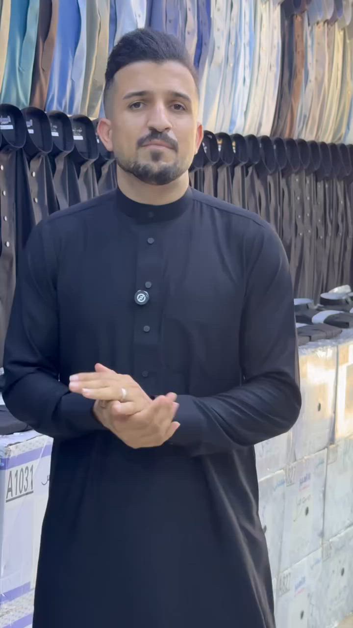 ⬛️ فخامة الأسود وصلت.. موديلات 2026 الآن في مجمع مؤمل عباس ⬛️
لكل عشاق الأناقة والتميز، وجبة جديدة وحصرية من **الدشداشة الرجالية باللون الأسود الملكي** لموسم 2026 وصلت الآن بأرقى الموديلات والتفاصيل.
 🧵 خامات وتصاميم تلبي ذوقك:
 * **قماش سادة:** للأناقة الكلاسيكية الهادئة.
 * **نقشة خلية النحل:** للمظهر العصري والمميز.
 * **قماش دوبي:** لعشاق الفخامة والنسيج الراقي.
 📍 عناويننا:
 * **الفرع الأول:** بابل - الكفل / قرب مركز الشرطة.
 * **الفرع الثاني:** الكفل - سوق المسكف.
📞 للحجز والاستفسار:
تواصل معنا مباشرة عبر الرقم: ***************
*✨ مجمع مؤمل عباس - عنوان الأناقة العراقية الأصيلة ✨*
