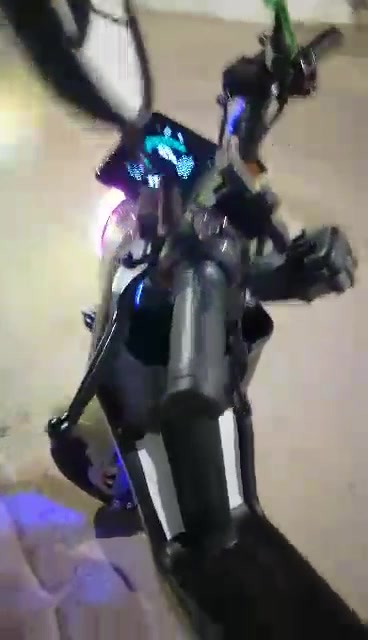 دراجه شحن نوع R9موديل2025من شركه ونلي AHEمفوله ونظيفه شلعه قويه فيشه تزويد سرعه وشحن خمس بطاريات دبل توديك الكربلاء وترجعك والعطل يطلع بل شاشه أشايرً يمنه يسره ودبل أشاره هورن قوي Rرجوع إلى الخلف رجوع إلى الخلف لايت عالي ناصي زائد لايتات زنون عالي أبيض وناصي اصفر وتكدر تصعده وتنزله بكيفك نشرات فول قويه وره وكدام رقم ضوئي أربع نمر بل شاشه تقره السرعه التيربو ١٠٩ بسً حقيقي ٨٠دبلات رياضي وره وكدام  صافره ام الحاكيه سبع أصوات  قويه وًً نظام بارك وحمايه سرقه خاف واحد يريد يسرقه ماتمشي يقفل التاير والسكليتر والسكان وتكوم اطوطًً بصوت عالي ويفتح هذا القفل لازم أدوس بريك ويفتح وقفل سكان من مال تشغيل وجكً نص وجك رياضي يعني جكين استاند موبايل يتكبر ويتصغرًودشبول جبير تحط بي قوطه ببسي كلشي بسً كون مو هوايً زائد تعلاكه مال مسواك وتحمل وزن خيالي مستعمله قليل الدراجه ماصله هواي عندي ونظيفه ماطلع بيه هواي وبصمه تشغيل عن بعد وتقفيل عن بعد وتفتيح عن بعد وكارت وسويجين كلهن تأخذهن ويه الدراجه واكو سله بس اني شالعه هم اطيه ويه الدراجه بلاش كلهن ذني وسعر الدراجه اللي 500 ألف 
 قفل لاتعامل أصلن لاطب خاص إذا تريد تعامل للتواصل عل واتساب على هذا الرقم ***********. أو خاص مال هذا الحساب مال فيس بوك ولاتراسل تلجرام ماعدي وتدللون المكان نجف