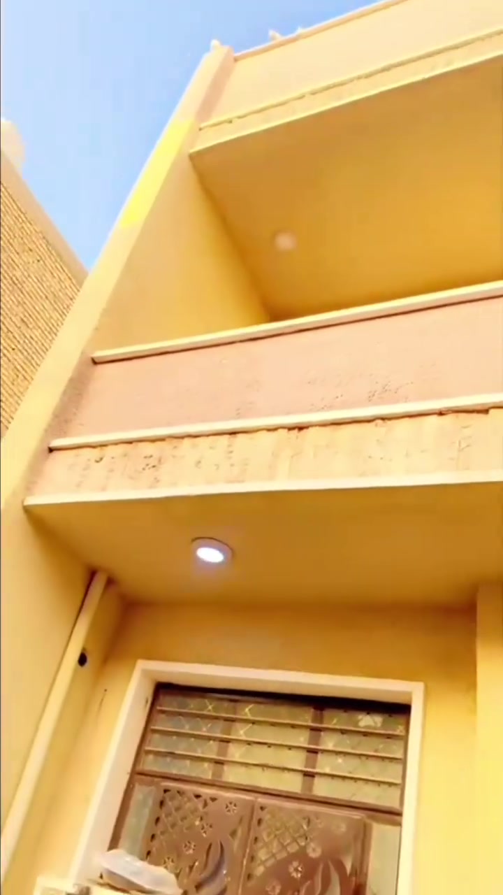 السلام عليكم للبيع ١٠٠م طابقين السريدات الجديده المربع الأول شارع تبليط خدمات كامله السعر ١٣٠ للأستفسار *********** يتوفر كافه المساحات السريدات الجديده
