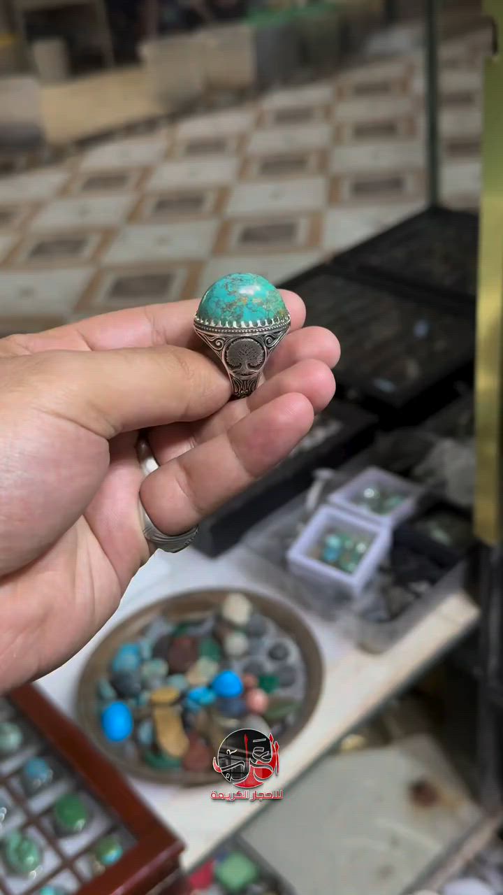 خامة منفردة بجمالها من الفيروز النيشابوري الأخضر الطبيعي، تتألق بتدرجات لونية ساحرة ونقوش طبيعية رسمتها يد الخالق بإبداع لا يتكرر


**إذا كنت صاحب هذا الإعلان وتريد حذفه لأي سبب، رجاءا أرسل رسالة إلى الدعم الفني**