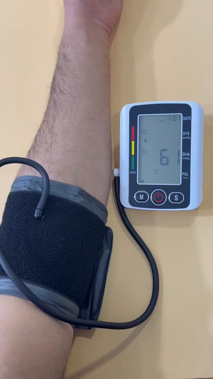 🩺 جهاز قياس ضغط الدم الأصلي 
✅ قياس دقيق وسريع لضغط الدم
✅ سهل الاستخدام بضغطة زر واحدة
✅ شاشة واضحة لعرض النتائج
✅ مناسب للاستخدام المنزلي وكبار السن
✅ يساعد على متابعة ضغط الدم بشكل يومي
✅ خفيف الوزن وسهل الحمل
💰 السعر: 10,000 دينار فقط
🚚 التوصيل: 5,000 دينار
واتساب ***********
