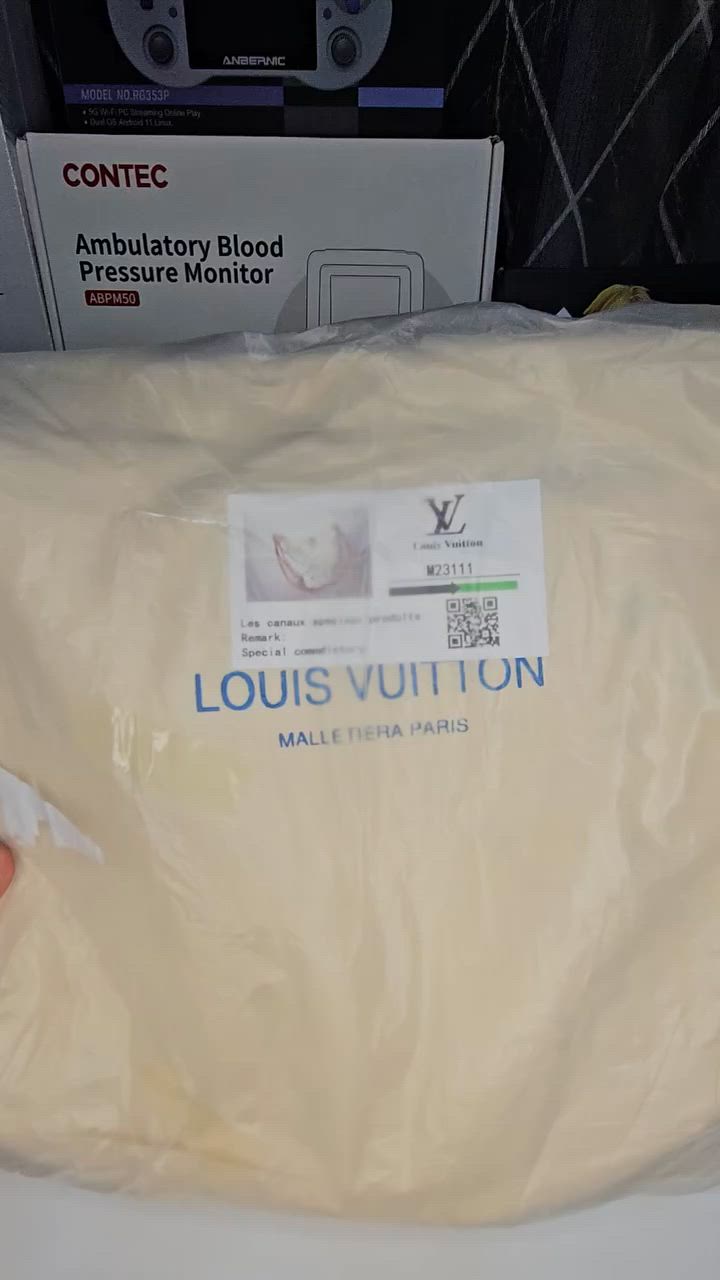 لأصحاب الذوق المتفرد 💯 حقيبة Louis Vuitton x Takashi Murakami Boulogne PM (أو الإصدار الجديد المحدث Boulogne). 

وتتميز بالتفاصيل التالية:
♦️المجموعة: جزء من مجموعة Monogram Multicolor الأيقونية بالتعاون مع الفنان الياباني تاكاشي موراكامي.
♦️التصميم: تأتي على شكل هلال (Crescent) مع زوايا جلدية سفلية معززة بمسامير معدنية ذهبية.
♦️الخامة: قماش مغطى بنقشة المونوغرام الملونة بـ 33 لوناً مختلفاً على خلفية بيضاء، مع حواف وحزام من جلد البقر الطبيعي
.
.
الاعتماد كارت اسيا او تحويل سوبر كي 
#تابع_منشورات_الصفحه


**إذا كنت صاحب هذا الإعلان وتريد حذفه لأي سبب، رجاءا أرسل رسالة إلى الدعم الفني**