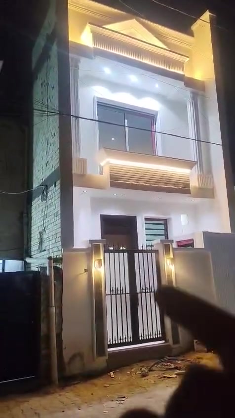٧٥متر مسلح جديد مفتاح ٣غرف وصاله ومطبخ وملحقات والشرح اكثر داخل الفديو الحريه الثانيه مقابيل مستشفى الدولعي( السعر ١٨٥ مليون )مع المجال المراجعه مع مكتب الحاج ابو خالدالركابي  او الاتصال على ***********
