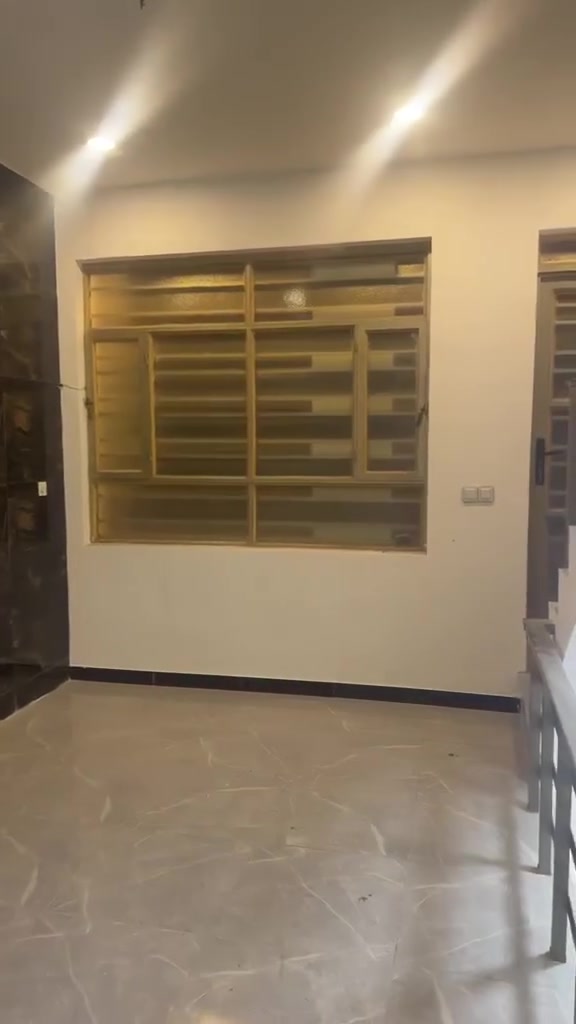 شقه للايجار طابق اول خلف المرور قريب على السوق يحتوي على كاونتر وملحقاته طباخ ومرشه جديد غير مستعمل كذالك البيت غير مسكون سابقا المساحه ٦٠ متر يحتوي على غرفه وهول ومطبخ + بيتونه وسطحين لتواصل مع صاحب العقار ***********
