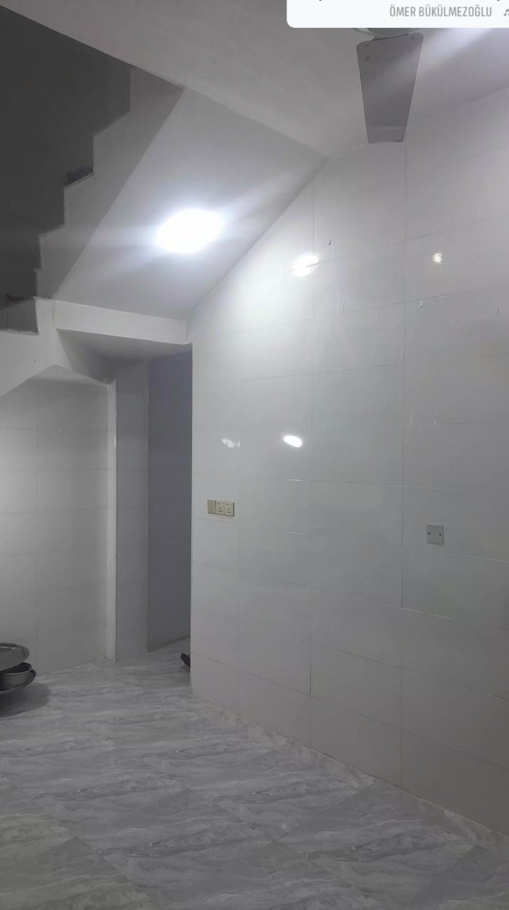 سلام عليكم البيت للبيع مساحه 130متر طارق زرعي سنه 25 تحويل باسم المشتري شارع 100 ورا محطه الاضواء بنيان درجه اولى رقم هاتف *********** واتساب السعر 77 وبي  مجال بسيط
