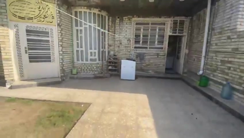 السلام عليكم جميعا بيت معروض للبيع مساحه ٣٠٠ في مجمع أبراج الفرح.. متر يحتوي ع حديقه جبيره وكراج وصحيات خارجيه وداخل البيت استقبال +هول +مطبخ +ساحه درج كبيره +مناور اثنين +غرف نوم عدد٢ الطابق الثاني غرفه نوم زاد شقه كامله متكون من غرفه نوم وهول ومطبخ وصحيات مع درج خارجي منعزل التواصل مع صاحب الدار  ***********
