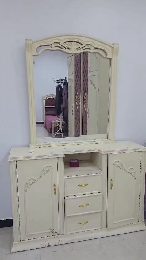 للبيع غرفة شابيه
السعر ٤٥٠ الف 
شغل نجارة عراقية 
هاتف ***********
