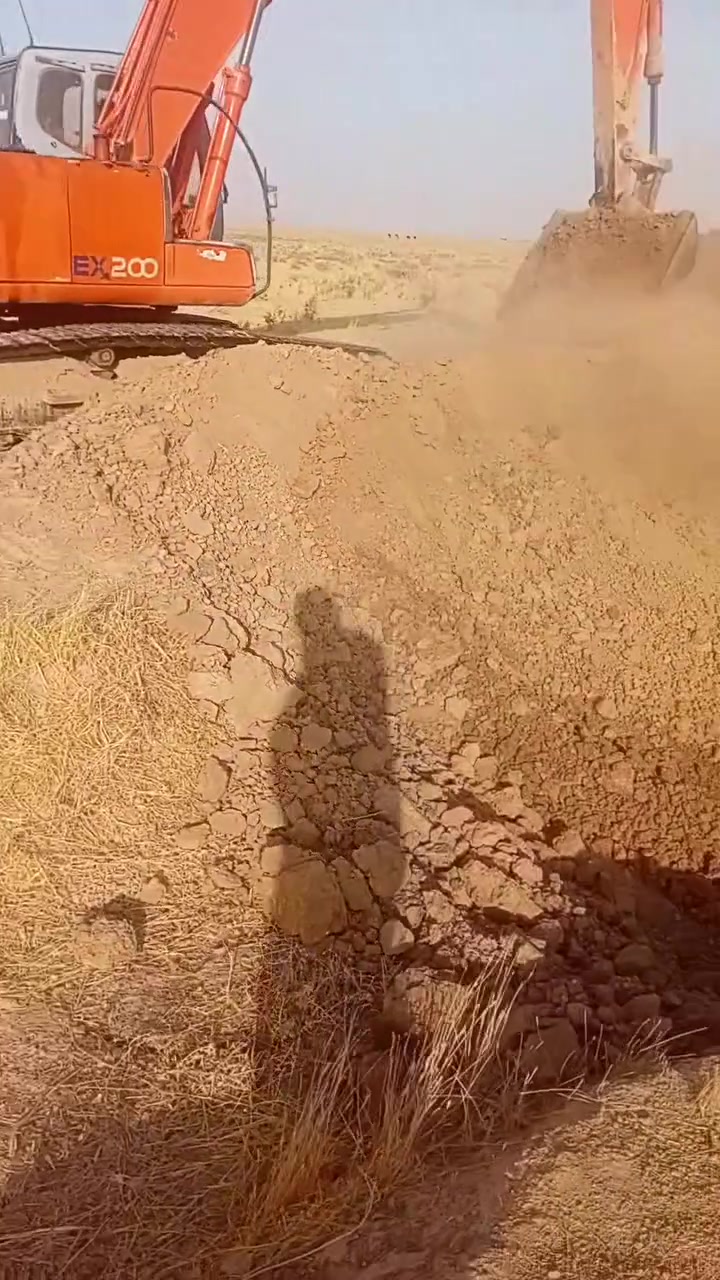 بسم الله الرحمن الرحيم حفاره فايف حجم٢٠٠ موديل٩٨ رقم شمال تحويل مكينه خير من الله السعر١٥٠ ***********
