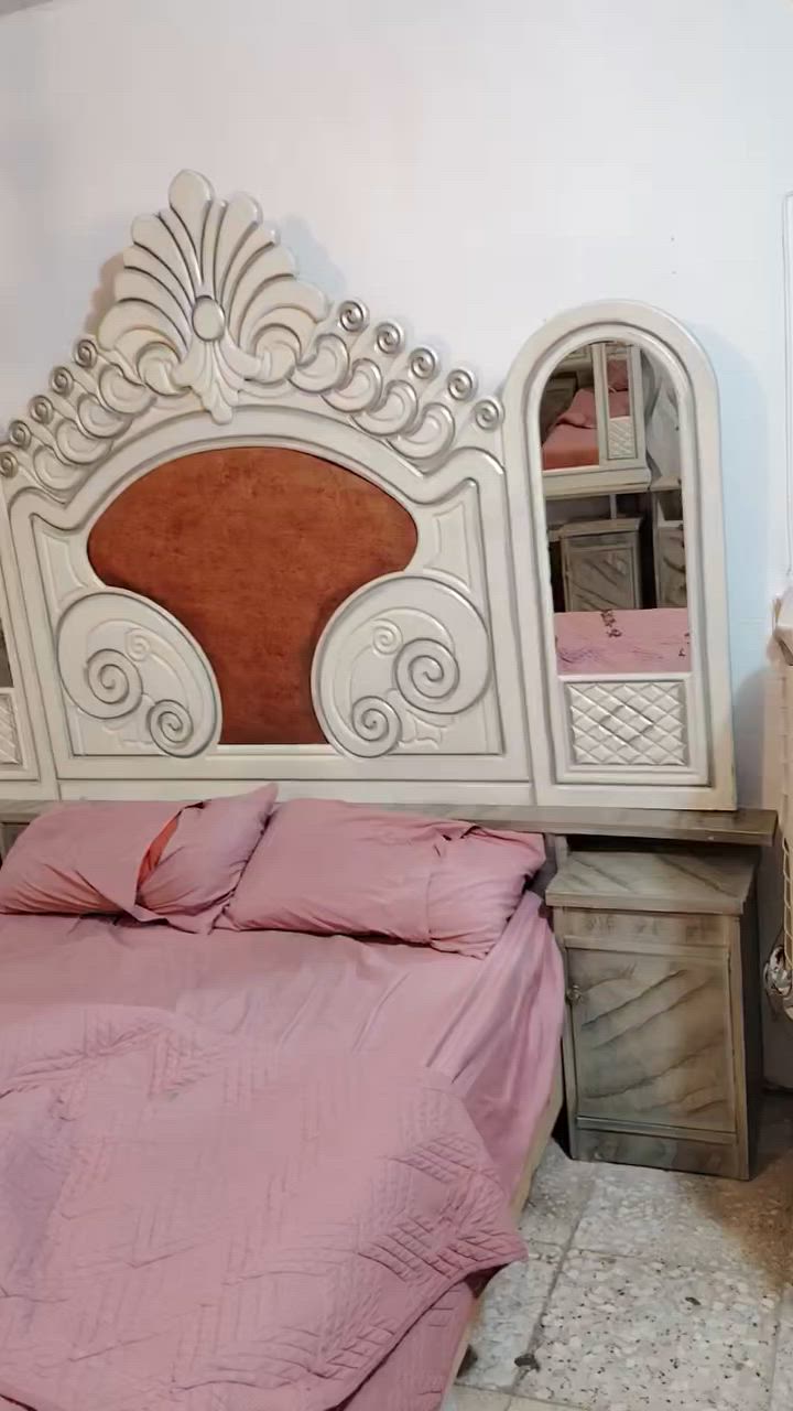 غرفه نوم كل نقص مابيهه بس ملاحضه زغيره هاي كدامكم لايحه مي  شويه بس بميز المرايه سعر ٣٥٠ وبيهه مجال بسيط عنوان بغداد متوازي ع بيعتهه رقمي ***********
