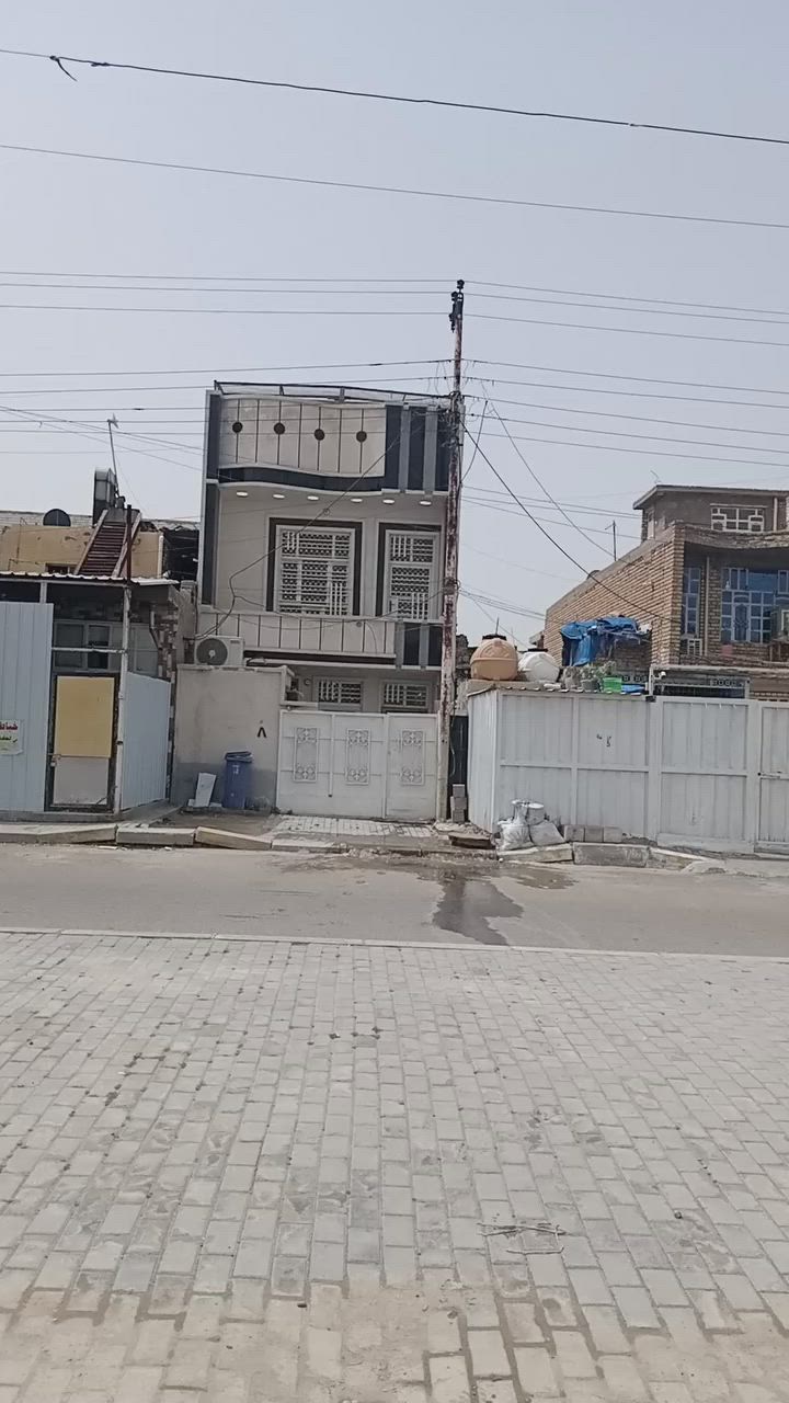 سلام عليكم ورحمه الله وبركاته بيت البيع بغداد الحسينيه جريخي طابو صرف مقابيل مطعم جكن اوسلو على سايدين مباشر مساحه البيت 100م قاطين كل الخدمات مي كهرباء تبليط مقرنص البيت قاطين طابو صرف  سعر115وبي مجال***********
