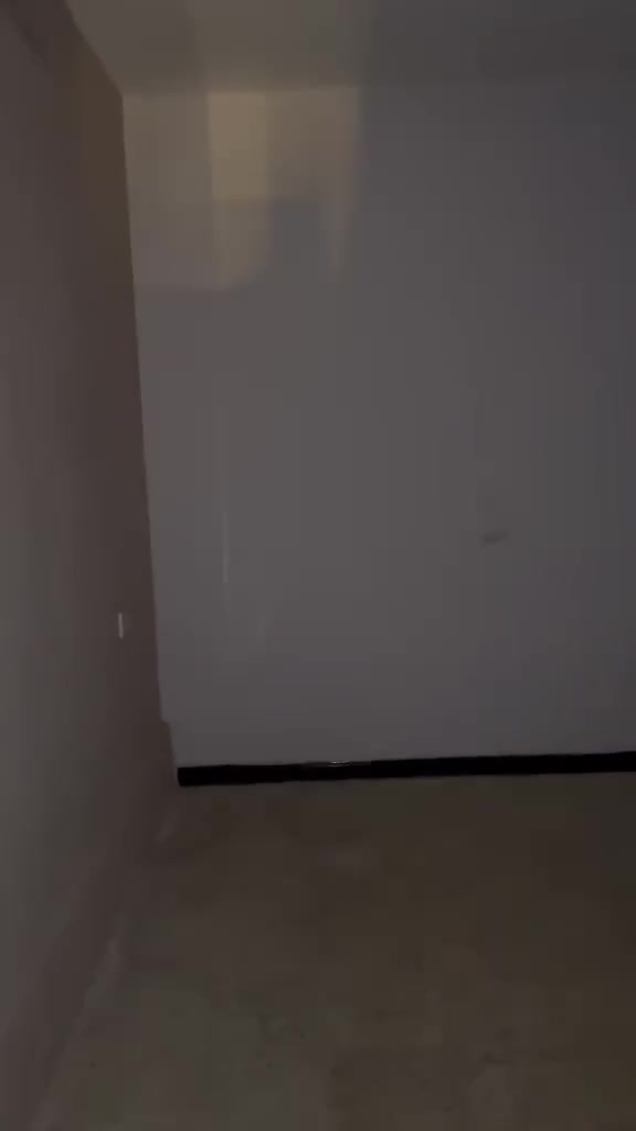 طابق ثاني للايجارخلف جامع مهاجرين ب٤٠٠اتصال وات ساب *********** ***********
