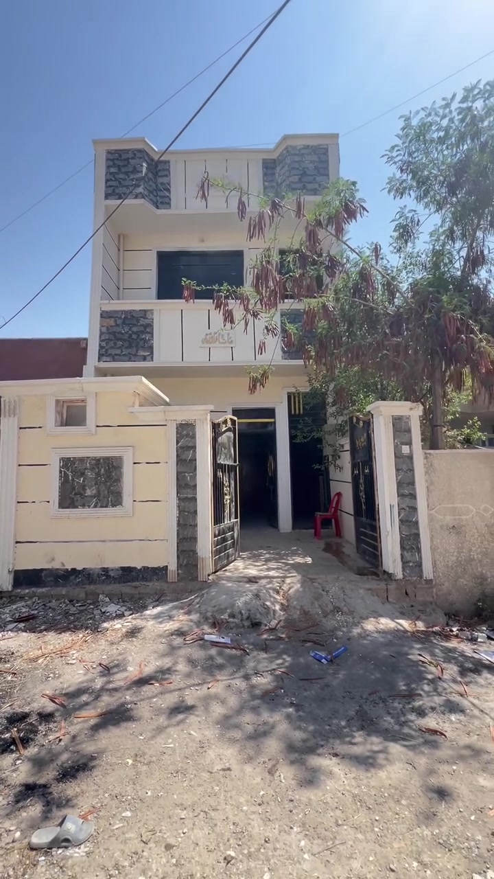 سلام عليكم
بيت مساحه 110 متر طابو صرف 
يحتوي 
استقبال 
غرفتين نوم 
صحيات عدد 3
حمام 
مطبخ حار +بارد 
قضاء الراشديه منطقه لانتصار 
مكتب الضرغام للعقار 
***********حسين
***********حيدر
