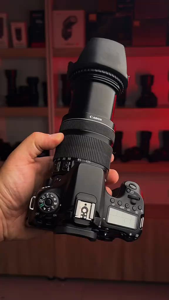 الـ Canon 70D مو مجرد معدات، هي الأداة اللي راح تخلي عينك وتفاصيل إبداعك تطلع للناس بجمالية حقيقية. ألوان كانون الدافئة اللي تريح العين، الفوكس الذكي اللي يتبع إحساسك بالحركة، والشاشة المتحركة اللي تخليك تشوف زاويتك الخاصة بكل حرية.. كلها بكاميرا وحدة اعتمادية وجاهزة تعيش وياك كل اللحظات وتتحمل وضغط الشغل. ما تحتاج تفكر مرتين، إذا قلبك هاوي التصوير، هذي الكاميرا هي البداية الصح. 🟢 النظافة: ممتازة جداً (بكامل ملحقاتها). اطلبها الان ***********☎️ #سوق_بغداد_للكامرات #معدات_تصوير #كانون #نيكون #creatorsearchinsights 
