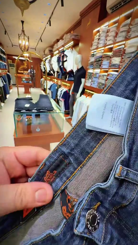 مو مجرد بنطرون ؟؟؟؟  بل مستوى آخر من الأناقة. حين تجتمع الجودة، والتفاصيل الراقية، والقصّة المثالية، تكون النتيجة قطعة لا تشبه غيرها.” 📍بغداد الكفاح - مجاور مطعم حجي ستار  *********** #بلاك_دير #ازياء_رجالية #بنطرون_رجالي #ستايل_رجالي #ملابس_رجالية
