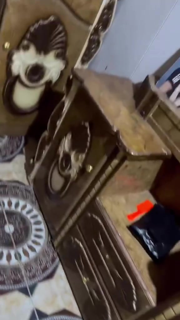 سلام عليكم غرفه للبيع جديده كارتون مستعجل على بيعها سعرها مليون او ميه وبيها مجال هاذا رقم ***********
