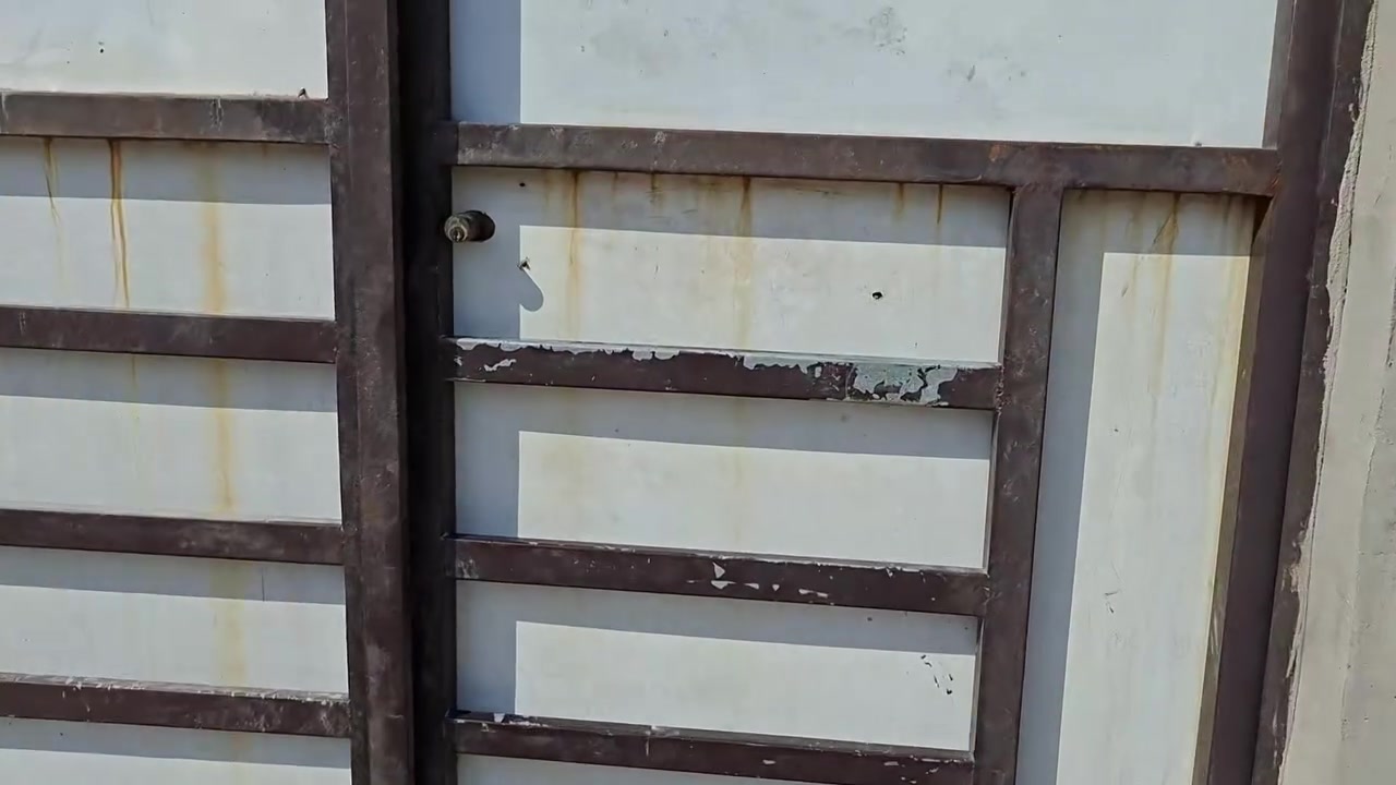 سلام عليكم بيت للبيع 200 متر الواجهه 10 ولنزال 20البيت يحتوي على غرفه اومطبخ اوصاله اكبار السقف سندويج جديد العنوان مدينه الصدر حي طارق شارع القديم قرب السيطره الثانيه حي الامير السعر 33 اوبي مجال بسيط الاستفسار على هاذا الرقم***********
