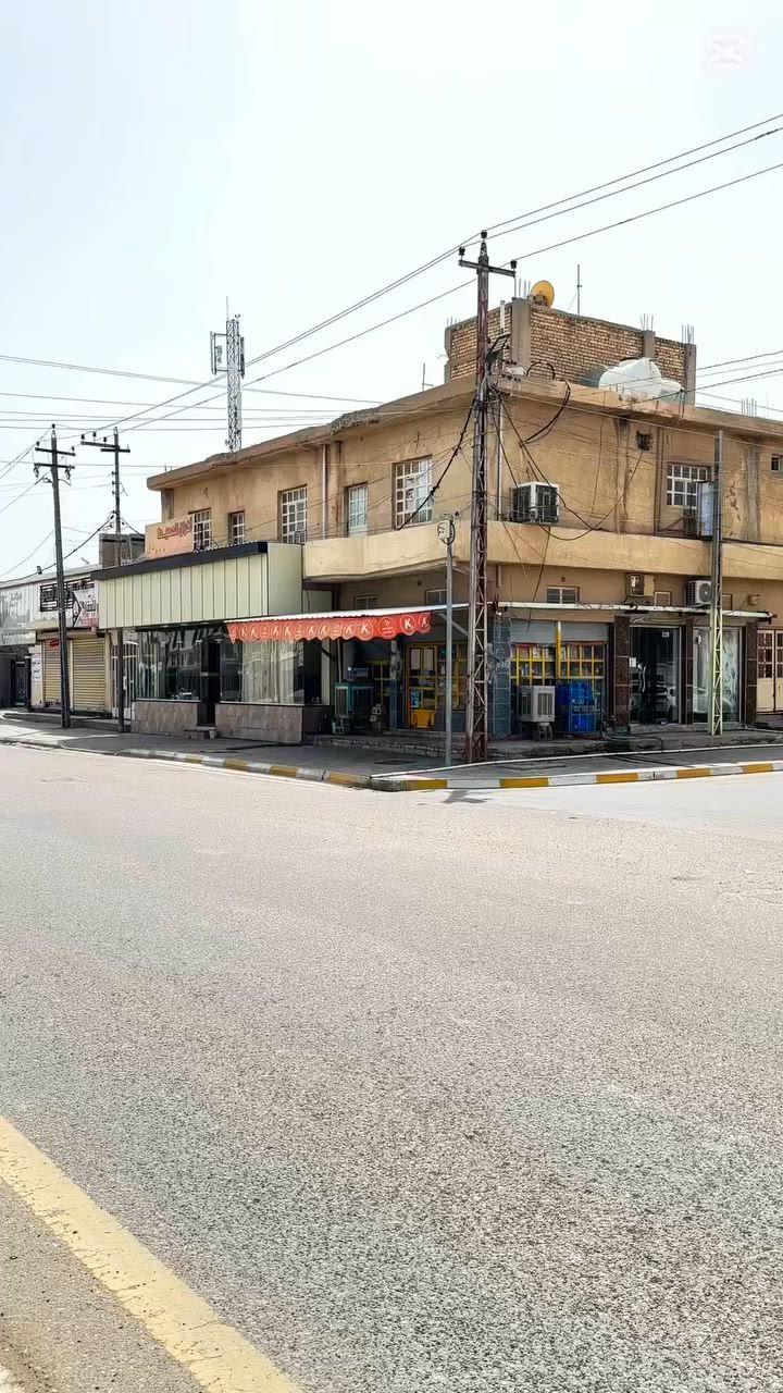 بسم الله الرحمن الرحيم 

🏡 عقار ركن  تجاري للبيع في الفلوجة – حي العسكري بي وارد شري خير من الله 
 
📍 الموقع: حي العسكري المحيط 
📐 المساحة: 320 متر 
🏠 البناء:  محلات عدد 2 + افران صمون حجري مأجرات مع شقق عدد 2 وبيت خلف العماره 
📏 الواجهة: 16 متر
📏 النزال: 20 متر
🛣️ الشارع: 40 متر و شارع 20 ركن 

✨ قريب من جميع الخدمات
✨ موقع مميز 
✨ مناسب للسكن العائلي أو الاستثمار

💰 السعر: يُذكر عند التواصل

ملاحظة اخوان الي يتصل لا يحجيلي السوك مو مثل قبل وفلان بصفك عارض بفلان سعر اني العقار مالي اعرف قيمتة ولوارد البي حاله حال شارع 40 ومن الله التوفيق

📞 للاستفسار: ***********
