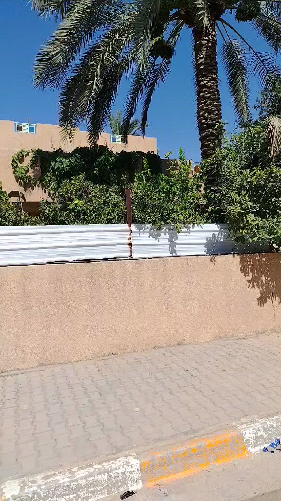 🥀الدار للبيع حي الفاروق 🥀
🥀 البيت مساحة 270 متر  واجهة 14 متر 

🥀 البيت يحتوي على غرف نوم عدد 4 صالة مطبخ حولي هول 
🥀 حديقة كراج كبير  شارع عرضة 12 متر 

🥀 تبليط ارصفة مجاري  

☎️ ***********///***********5
