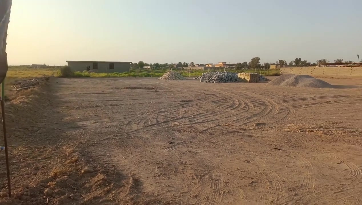 السلام عليكم اخوان دونم للبيع  بغداد طريق السياحي قريت الجزميه.  الخزارجه الجعافره  قرب الخنساء      ***********
