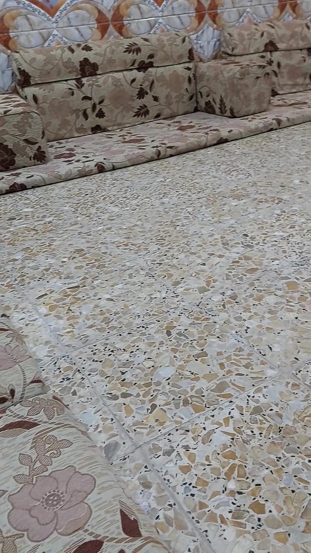 ١-امدادعدد٦
حمراربعه مشجر
 وثنين صفر مشجر ب30ألف

٢- ديوان 8 دوشگ وملحقاته 15 تچوه خلفيه و8تچوه جانبيه لون بيجي منقش  ب 125 ألف. 

٣- زوليه تركيه 6×3وربع اخت الجديده ب125ألف

٤- زوليه أماراتي 3×4 نظيفه ب35 ألف

٥- زوليه ايراني 5×4 نظيفه
ب 40ألف

٧- دعاميات سياره اكسنت موديل 15 مظلع ٢ لون أبيض  ب 25 ألف اثنينهن

كرسي صلاة ب 40 ألف

ميزجام مظلل للشاشه ب 50 ألف

كيشوانيه خانتين ب 25 ألف

للأستفسار واتساب رقم
***********
