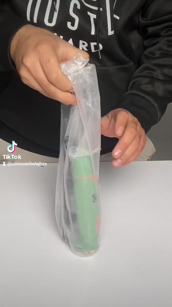 خلاط سيلفرز كرڤيست (Silvers Crvist) اليدوي موديل Z-1629 هو أداة مطبخ متعددة الاستخدامات وفعالة.

محرك هادئ وعالي السرعة: يوفر أداءً قوياً لإنجاز مهام الخلط والهرس بسرعة ودون إزعاج.

سهولة الاستخدام والتنظيف: يتميز بتصميم مريح يضمن قبضة ثابتة، كما أن الأجزاء القابلة للفك تجعل تنظيفه سهلاً وسريعاً.

شفرات متينة: يحتوي على شفرات من الفولاذ المقاوم للصدأ (ستانلس ستيل) حادة ومتينة، مصممة لهرس الفواكه والخضروات واللحوم.

مثالي لمختلف الأطعمة: مناسب لتحضير مجموعة متنوعة من الأطعمة والمشروبات، بما في ذلك العصائر، الشوربات، وأطعمة الأطفال المهروسة.