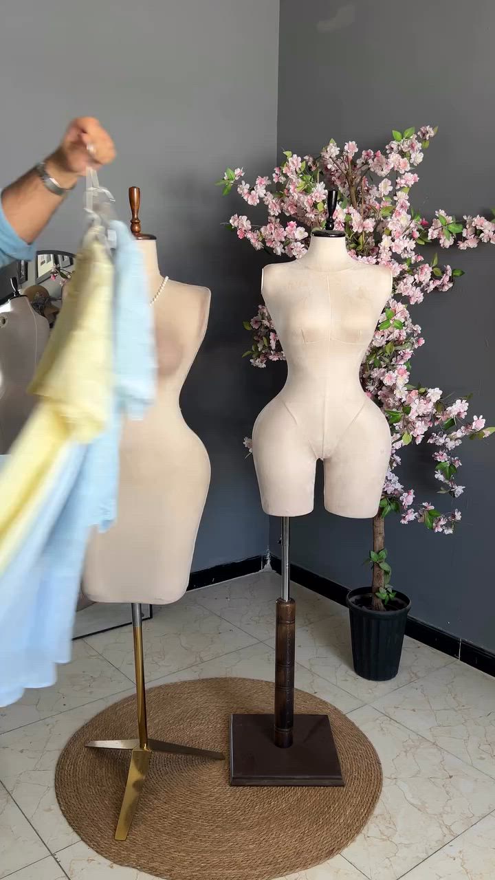 Topa - modern femme 💛 اقروا الكابشن 
علق بكلمه (تم) توصلك كل تفاصيل 
-
سوت كيبور نااعم جدا 🌻
-
القياس يلبس من وزن 50 لـ 70 
-
قالب جدا مريح للصيف 💛
-
للحجز خاص او ***********
-
توصيل بغداد والمحافظات 5  الاف

