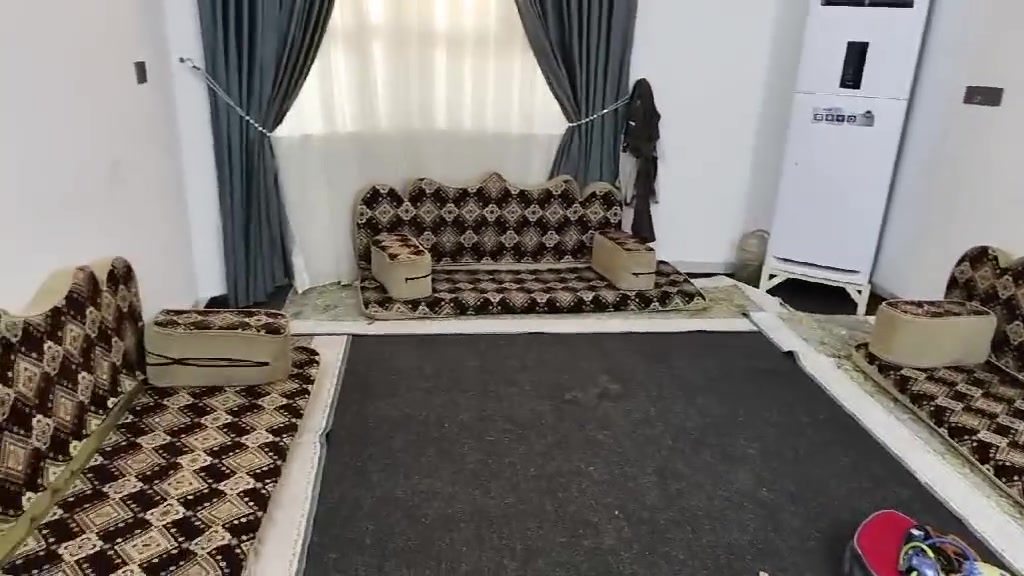 سلام عليكم
جلسة عربية للبيع مثل ما موضحة بالفيديو 
قيم واخذ 
كاملة بدون نقص
مكاني الرميثة 
***********
