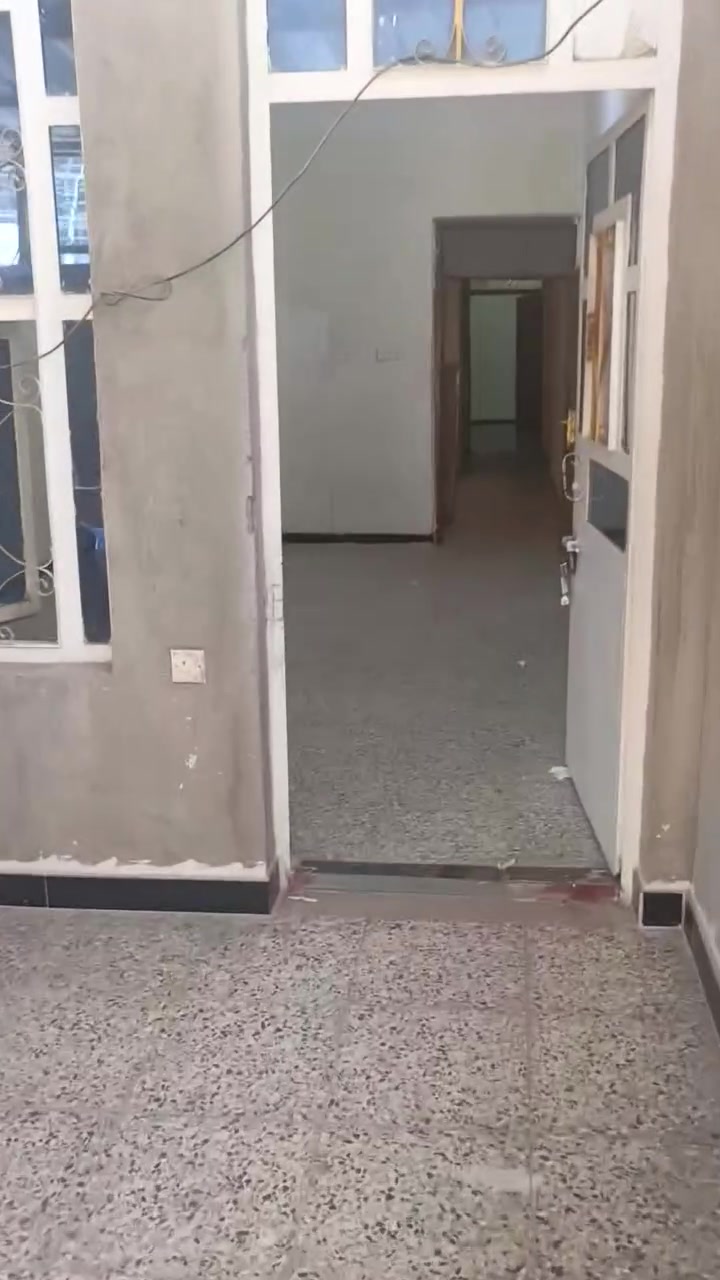 بيت للإيجار مساحه 100  و 3 غرف نوم وحمامين وصاله مطلوب عائله صغيره ونظيفه للاستفسار ***********
