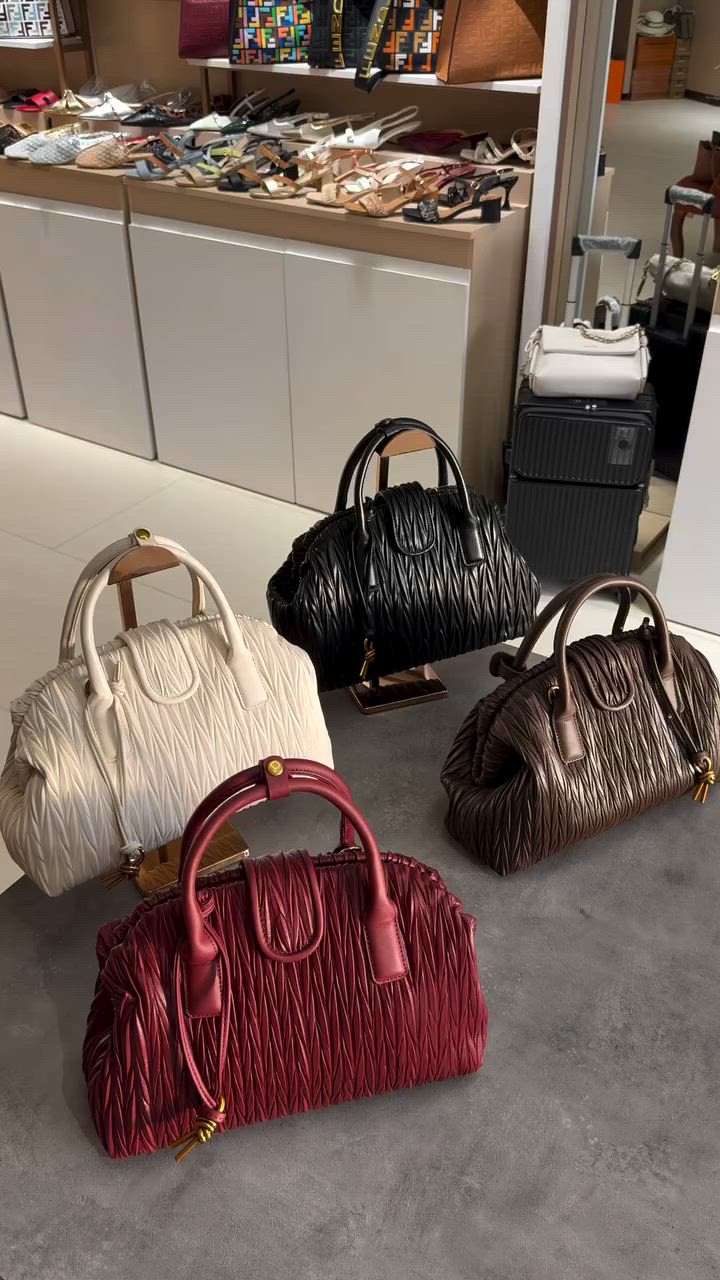 أناقتك جمالك مع بهاء ‪‪‪بهاء للأحـ👠ـذية والحقائب‬‬‬
حقيبة من براند بوتيگا حجم القاعدة 30cm -خامة جلد كوالتي عالي...متوفرة ب4  الوان .
- الديوانية / ام الخيل / مقابل جامع ابراهيم الخليل /مجاور مستر ابل للموبايلات وحلويات المصطفى
للأستفسار مراسلة البيج او رقم المبيعات☎️(***********)
توجد خدمة توصيل لكل محافظات العراق #bag #موضة #makeuplover ver #shoes #fashionable le ⁩⁩
