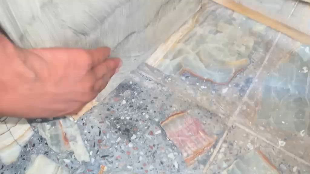 غرفه نوم كل نقص مابيهه بس ملاحضه زغيره هاي كدامكم لايحه مي  شويه بس بميز المرايه سعر ٣٥٠ وبيهه مجال بسيط عنوان بغداد متوازي ع بيعتهه رقمي ***********
