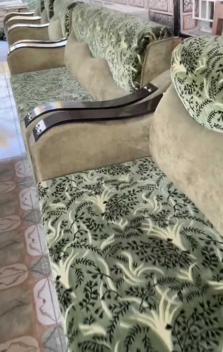 ￼￼ ‏سلام عليكم تخم للبيع 24مقعد متكون من 4قنفات امهات الـ3نفر و4قنفات امهات الـ2نفر و4امهات الـ واحد نفر مكفول من التصليح أو الكسر نضافه95% بالواقع انضف من التصوير السعر750وبي مجال حگ الجيه مكاني واسط الصويره بشجيريه الداور الغربي للاستفسار الاتصال على الرقم ***********￼
