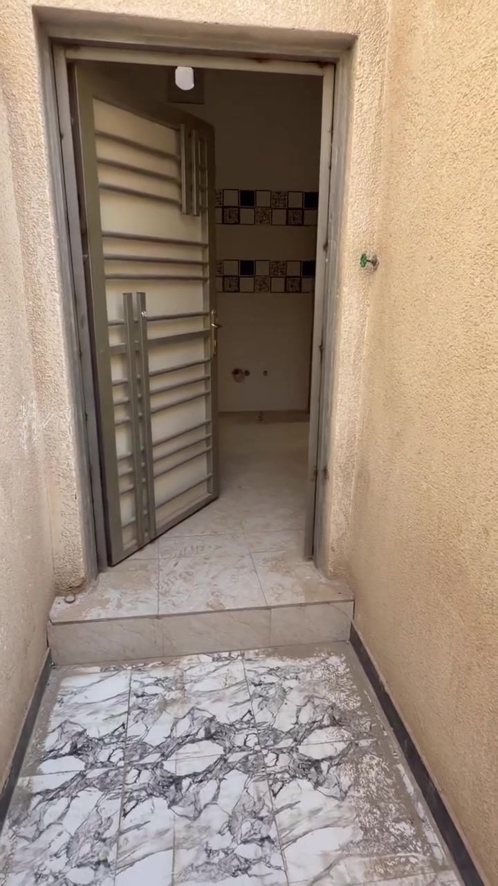 شقه للايجار بناء جديد حي الفداء شارع ابو لبنان علشارع العام 
للاستفسار الاتصال ***********
