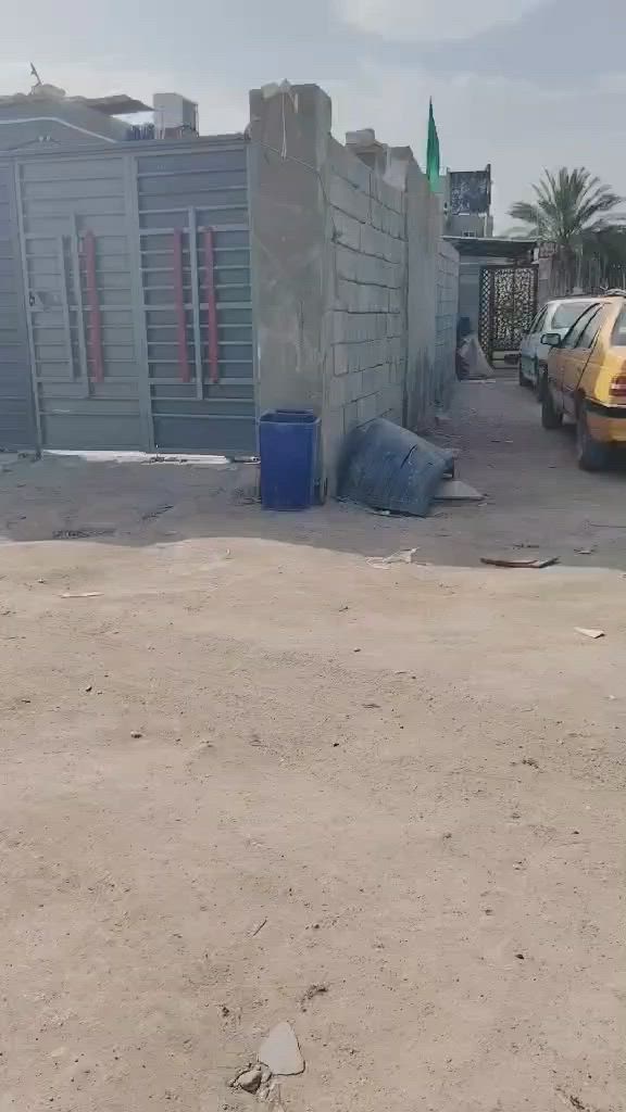السلام عليكم يتوفر بيت طابو ملك للبيع زراعي سند 25 المساحه 180 م يحتوي على غرفتين نوم وصالة وديوانيه ومطبخ وصحيات خارجية كله سيراميك السعر 70 مليون و بي مجال بسيط العنوان البصرة ابو الخصيب حمدان بلد السيد الاستفسار والمراسله علي الخاص او واتساب ***********
البيت شكد عمره وحالته العامة؟ بيه أي شغل أو صيانة مطلوبة لو جاهز للسكن؟: 
بيت جاهز للسكن ومرتب وخدمات متوفر ماي وكهرباء ومجاري وجديد، 
الماء والكهرباء شلون واصلين؟ بيه عدادات أو منظومة/مولدة، وشكد وضع الشارع والخدمات حواليه؟: 
متوفر ماي وكهرباء ومجاري درجة اولى 
موقع البيت بالضبط بأي منطقة/زقاق/نقطة قريبة معروفة بأبو الخصيب حمدان حتى المشترين يعرفوه بسهولة؟: 
العنوان ابو الخصيب حمدان بلد السيد 
السند طابو 25 الزراعي أكو عليه أي ملاحظات أو قيود، وهل البيع مباشرة من المالك؟: 
البيت زراعي سند 25 المساحه 180 م وبي اوراق محكمه 
السعر 70 مليون قابل أكثر للتفاوض لو ثابت، وشنو سبب البيع؟: 
السعر 70 مليون و بي مجال للشراي 