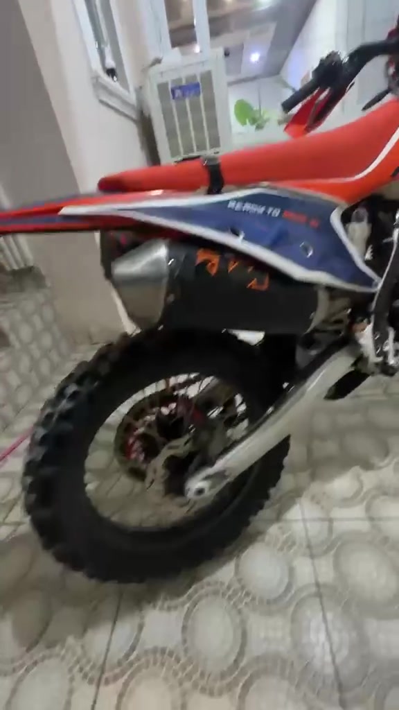 سەرەتا سڵاوی خواتان لیبیت ئەم KTM هەیە بۆ فڕۆشتن ماتۆڕە کە بیحەیبە ٢٠٢٥  مەکینەی ٢٥٠cc ماتۆڕەکە وەرگەڕاو نییە هەموو گیانی بەشەرتە دیشلەکانی گۆڕاوە گشت گیانی بەسشەرت ئەدەم بۆ زانینی نرخ پەیوەندی بەم ژمارەیە بکەن ***********

