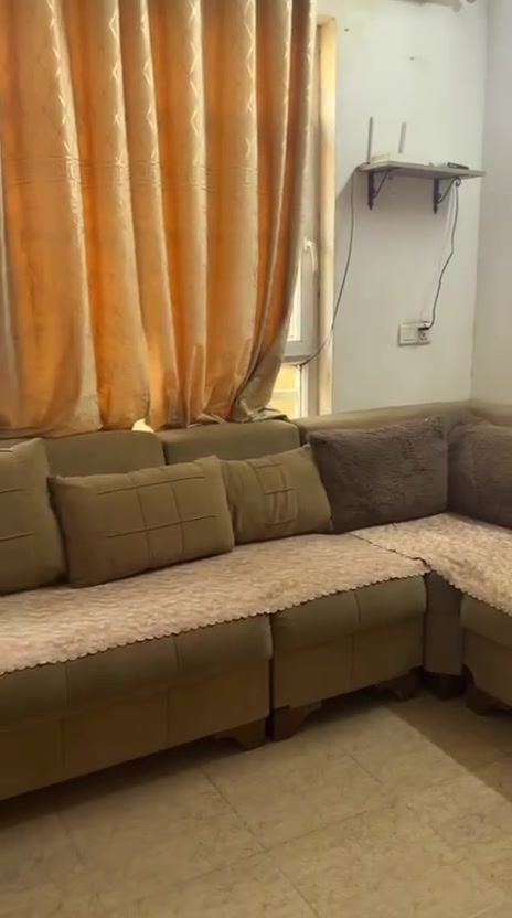 ديوان للبيع عشر مقاعد خشب صب ثقيل جداً والله شاهد مابي خفسات اسفنج عالي ويصير مخزن ويصير سرير بس بي ضرر مال قطه 🐈‍⬛ مخرمشته مثل ماواضح بالتصوير 
للاستفسار ع الواتساب ***********
