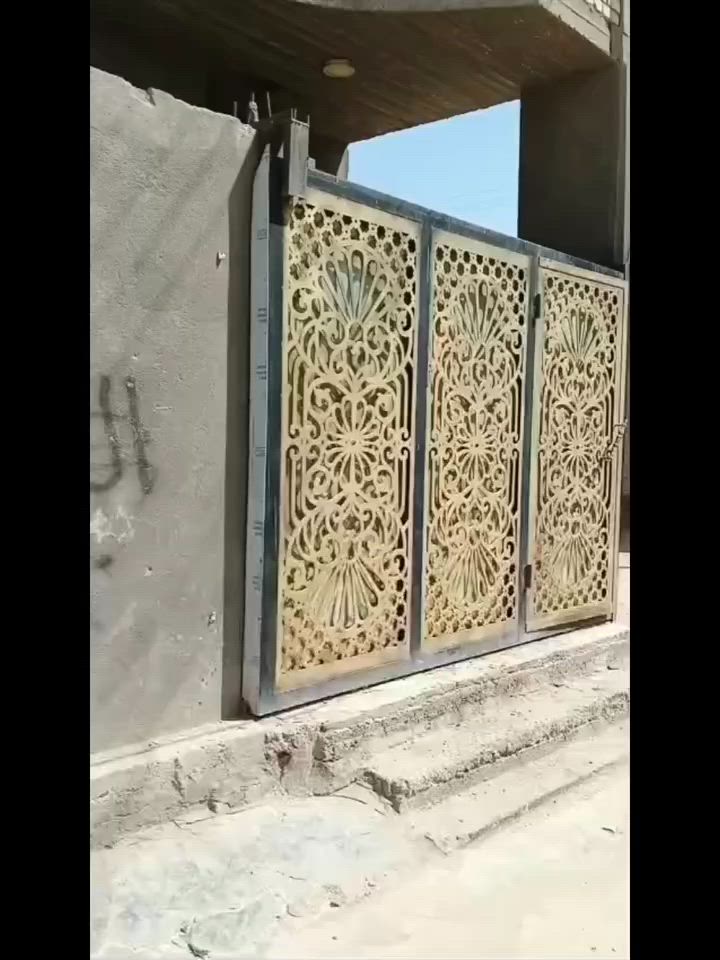 بيت للبيع طابقين بالجزيره شارع زين العابدين قرب اسواق ابو حيدر مساحه البيت 100 متر بناء طابوق كامل ركن موقعها يخبل طابق الارضي فقط صاله 9 متر واستقبال ومطبخ حار وبارد وطابق الثاني يتكون م̷ـــِْن ثلاثه غرف سعر مناسب  اي تفاصيل اتصل وتدلل *********** عقارات ميثم ابو معين

