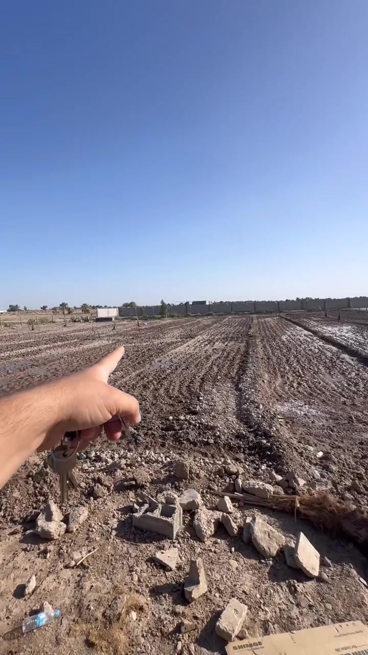 دونمين للبيع في ابو غريب 10 مناصير تحتوي على دار مساحتة 120 متر
مجاور مدرسة المغرب العربي وقريبة من المزارع والشاليهات الواجهه 50 بالنزال.  تحتوي على سياج بي ارسي  ايضآ بير وحوض/ السند 25 من اصل 10 دونم 
الاستفسار 📞***********
