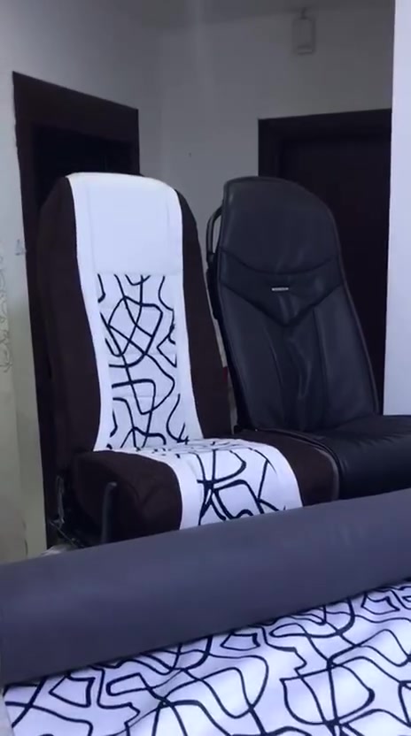 سلام عليكم
كل يوم جديد من ورشة باص العراق 
تلبيسه كراسي تفصال حسب طلب الزبون 
باقي التفاصيل داخل الفيديو 
***********
***********
