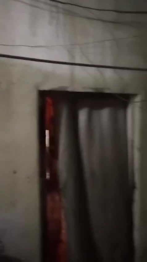 بيت ١٠٠ متو مربع في سبع قصور على المشروع مدخلين من ابو علي وعلى المشروع عالي على الشارع ٨٠ سانتيم مسلح والتفاصيل البيت مثل ما واضح بل فديو المهتم هذا رقمي *********** البيت فارغ حالين على الستلام
