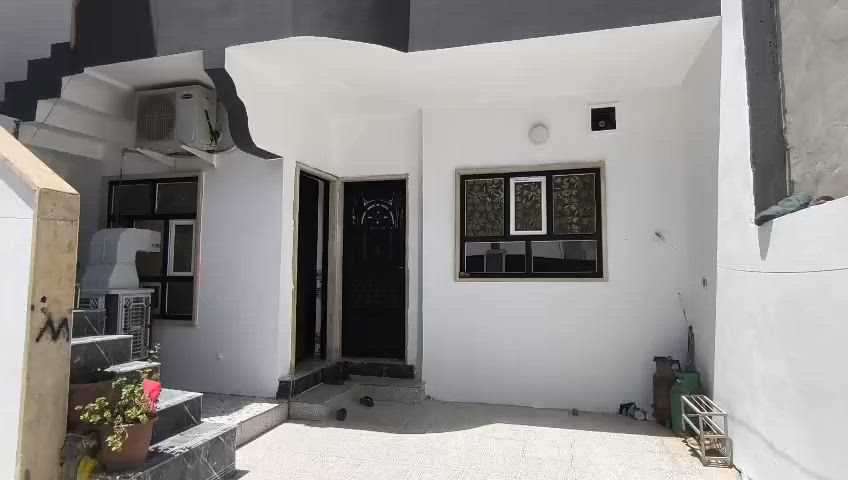 بيت للبيع جانب الايسر حي المليين قرب ساحه الكره القدم مساحه 160سند 25 بيت طابقين كامل الطابق الاول غرفتين مطبخ هول استقبال مشتملات داخل وخارج طابق الثاني غرفتين هول مطبخ مشتملات سعر 100 م تواصل ***********
