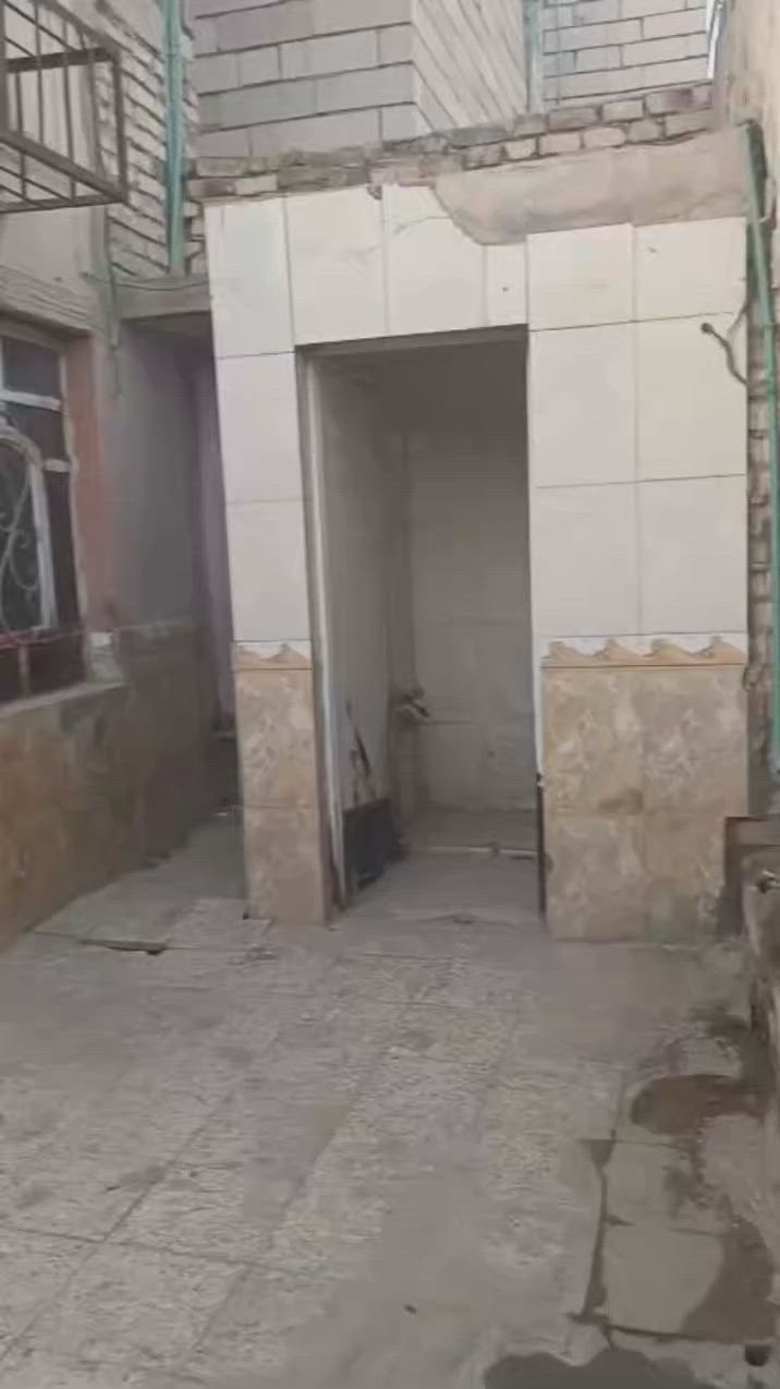 بيت للبيع مكان الدجين مقابل مدرسه الخندق مساحه ١٤٥ طابقين الطابق الاول غرفه واستقبال وصاله ومطبخ وحمام ساحه مع الصحيات. الطابق الثاني غرفتين وصاله وحمام وساحه  السعر ٧٨ وبيه مجال للاستفسار مراسله أو اتصال ***********
