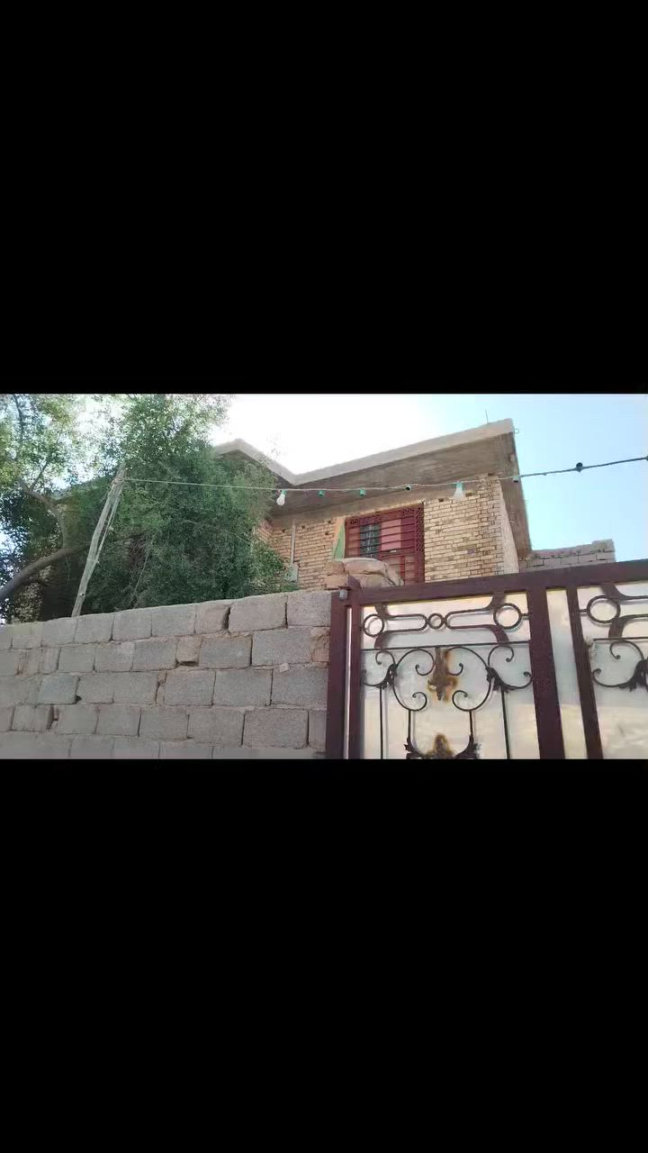 يالله سلام عليكم بيت مساحه 320 متر بل حكيم بنزلت بيت زرزور مقابل مدرسه صاير ركن البيت البناء طابوك بس البيتونه بلوك طابقين الغرف كبار الاستقبال شوفت عينك يبعد عن شارع العام 300 صاير شارع رىيسي ركن السعر 120 وبيه مجال شراي يتصل *********** او بيه كراج وحديقه يصلح محلات مقابل مدرسه خاص متواجد هم
