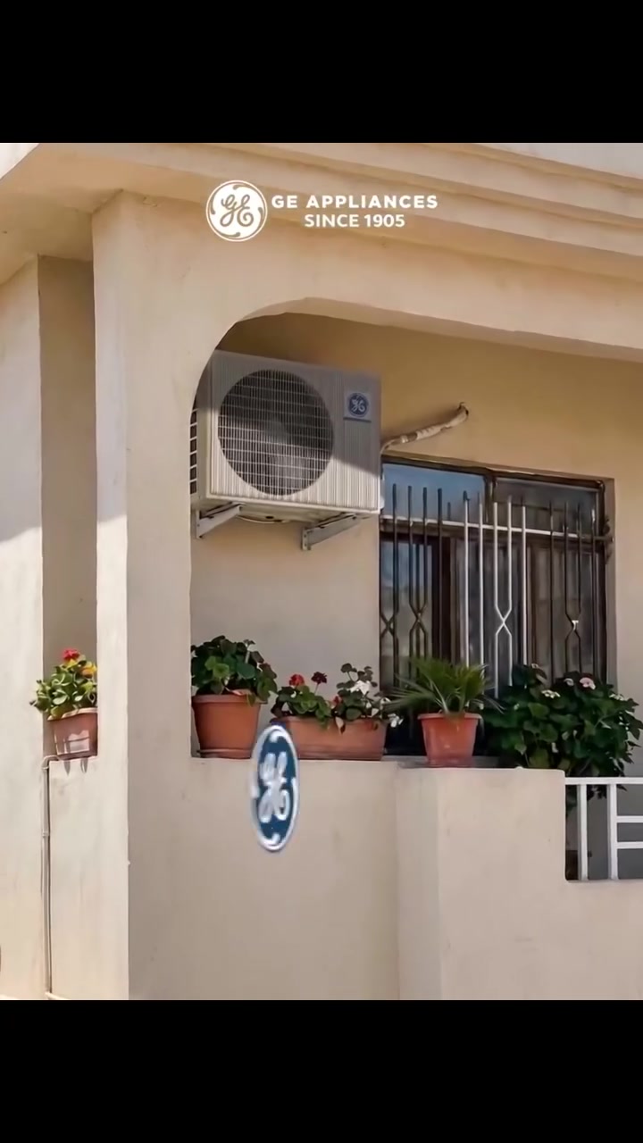 مو مهم شكد ترتفع درجة الحرارة…
لان GE مصمم حتى يبقى تبريده قوي وثابت بأصعب أجواء الصيف ❄️🔥

مواصفات الجهاز:
• خاصية التحكم التلقائي
• مزوّد بضاغط استوائي T3 مصمم للعمل حتى درجة حرارة 60° مئوية
• سنكل فيز• غاز R410 صديق للبيئة
• حجم أكبر يعزز مستوى الأداء وقوة التبريد
• ماطور مروحة داخلية DC لتشغيل هادئ بأقل مستوى ضوضاء وأفضل تدفق للهواء
• توزيع هواء بأربعة اتجاهات
• ميزة إعادة التشغيل التلقائي مع حفظ إعدادات موزعة الهواء وسرعة المروحة
• أنابيب من النحاس النقي 100%
• مكثف ومبخر بصفائح زرقاء مضادة للصدأ للوحدتين الداخلية والخارجية
• مولد أيون بلازما لتحسين جودة الهواء
• فلاتر بتقنية 3M لتنقية الهواء من الغبار والدخان والبكتيريا والروائح
• وضعية النوم لتوفير الطاقة وضمان نوم مريح
• شاشة عرض رقمية مخفية
• تبريد وتدفئة لراحة مثالية في جميع المواسم

الضمان:
10 سنوات على الضاغط
3 سنوات على باقي الأجزاء
مع خدمات صيانة موقعية مميزة ما بعد االبيع

المختار مول _فرع الكوت 
📞 للحجز والطلب:
1️⃣ مراسلة الصفحة
2️⃣ الاتصال بنا على : ***********-*********** 
3️⃣ زيارة معرضنا 
📍 العنوان : مدخل كوت - بغداد 
📍قرب محطة وقود الرواجح
