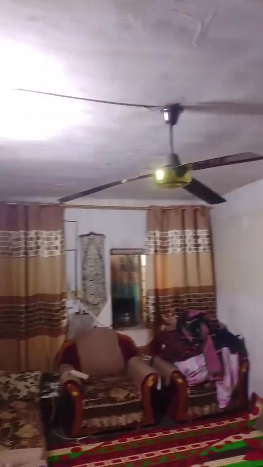 سلام عليكم بيت للبيع بل خدمات يم حسينية زهراء مساحتة 100يرادلة ترميم سعر32وبي مجال ***********
