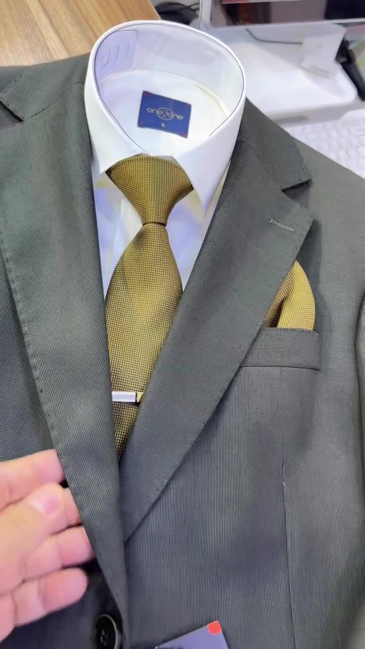 سألنا 10 أشخاص: شنو اسم هذا اللون؟ 🤔

قسم كالوا خاكي… وقسم كالوا زيتوني.

هسه دوركم… إنت شتسمي هذا اللون؟ خاكي لو زيتوني؟ 👇

وبعيدًا عن اسمه… شوفوا التنسيق شلون طالع مع هذا القميص والرباط 👌

بدلة بخامة بهارية تركية، من ماركة وان تو وان.

▪️ دروب 4 رسمي (46–60)
▪️ دروب 6 رسمي (48–58)
▪️ سليم فت مخصر (46–56)

📍 كربلاء – حي الموظفين / شارع حوانيت الجيش سابقًا – قرب مكتبة القبس- مقابل مدرسة الأسكندرونة 

📞 *********** للاستفسار والطلبات

💬 اكتب (خاكي) ونرسلك التفاصيل فورًا.
