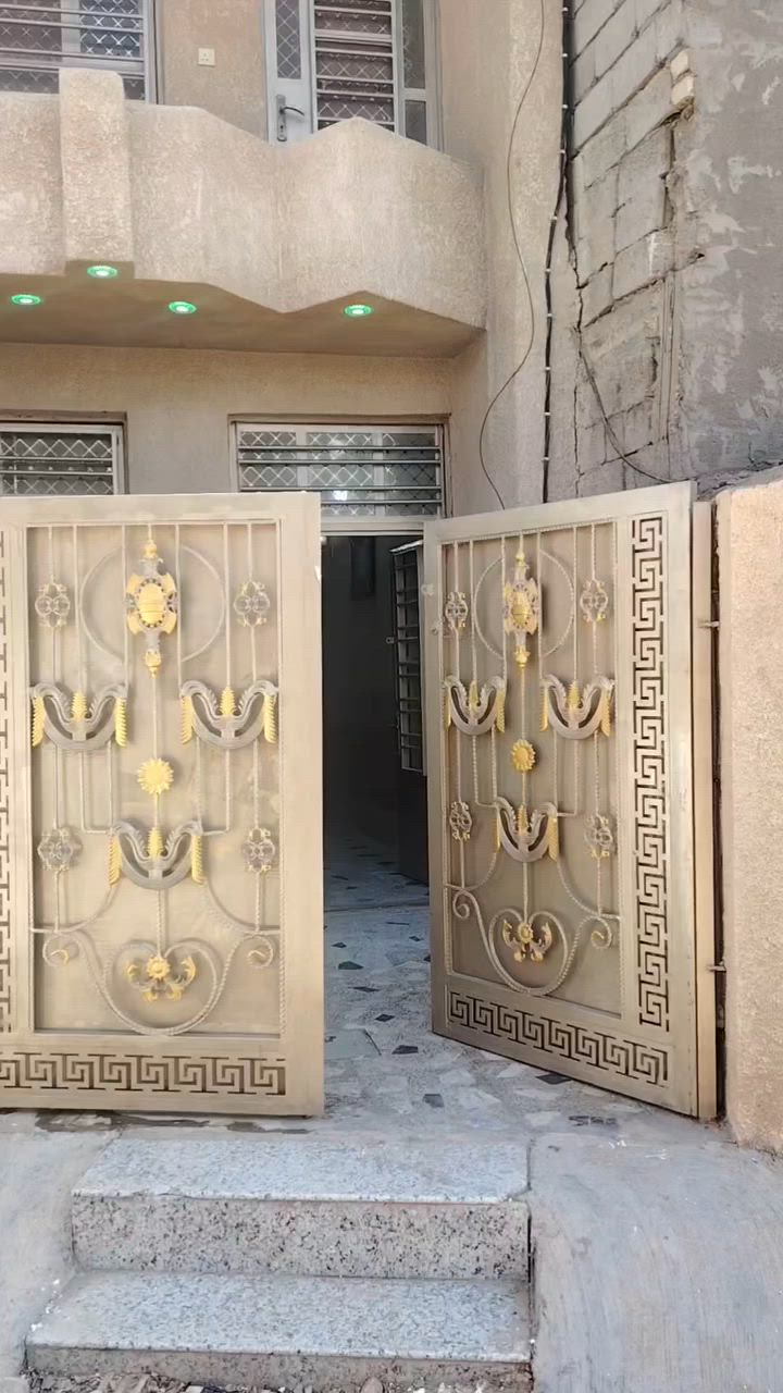 السلام عليكم ورحمة الله وبركاتة
بيت للبيع مع الاثاث🏠  في منطقة جسر ديالى الجديد منطقة الكرغولية مقابيل اسواق الهدى 🗺 الببت كله طابوك 
المساحة 📏 90م 
البيت طابق ونصف 
الطابق الاول 
✅استقبال🪑
✅صالة🖥🪑
✅حمام🚿
✅صحيات خارجية 🚽
✅منور🪟
✅مطبخ🍽
نصف الطابق الثاني 
✅غرفة نوم🛌
✅حمام🚿
✅صالة🖥🪑
✅سطح🖼
للمعلومة البيت طابو زراعي سند 25 اقرار محكمة باسم المشتري. 
قريب عن الشارع العام حيث يبعد عن الشارع العام 200م. 
البناء درجة اولى ما تصرف علي اي شي. 
 السعر 60 مليون 
للاستفسار اتصال ***********
                         ***********
