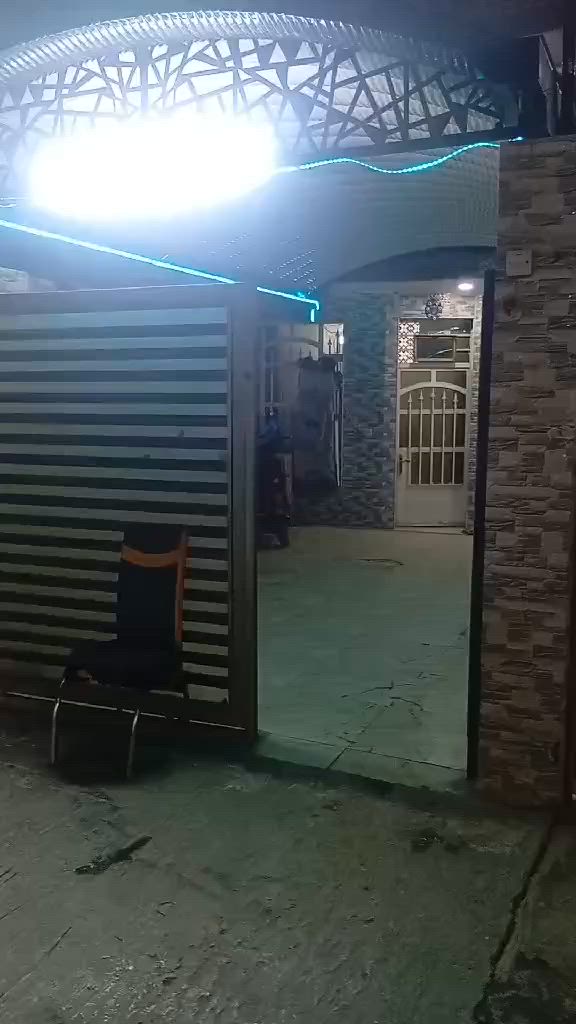 .
مكتب الصادق للعقار
بيت طابقين للبيع مساحة ١٣٨ متر. نزال ٢٤. واجهة٦ 
يحتوي الطابق الاول على استقبال وصالة وغرفة ومساحة مطبخ وطرمة كبيرة  والطابق الثاني غرفتين نوم وبلكونة
والطابق الثالث سطح كبيير
العنوان بغداد الشعب شارع ٢٠
السعر ١٥٥ مليون وبي مجال
للاستفسار ***********

