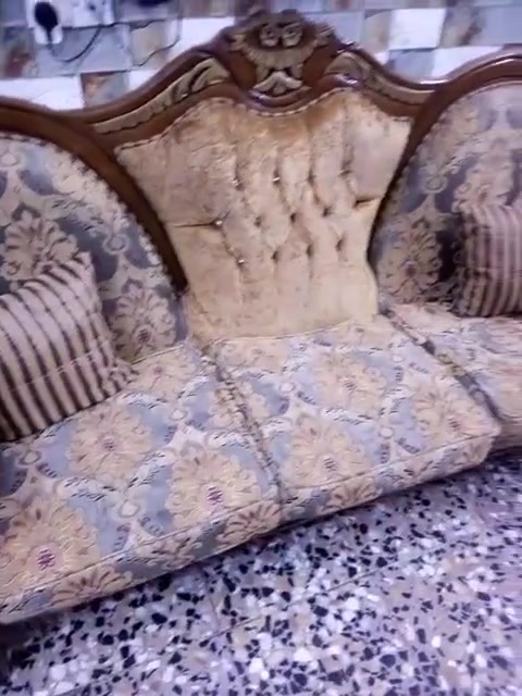 تخم كلاسيكي عشر مقاعد نظيف اي ضرر ما بيه العنوان الحبيبيه قرب مطعم وليد ابو كاص ***********
