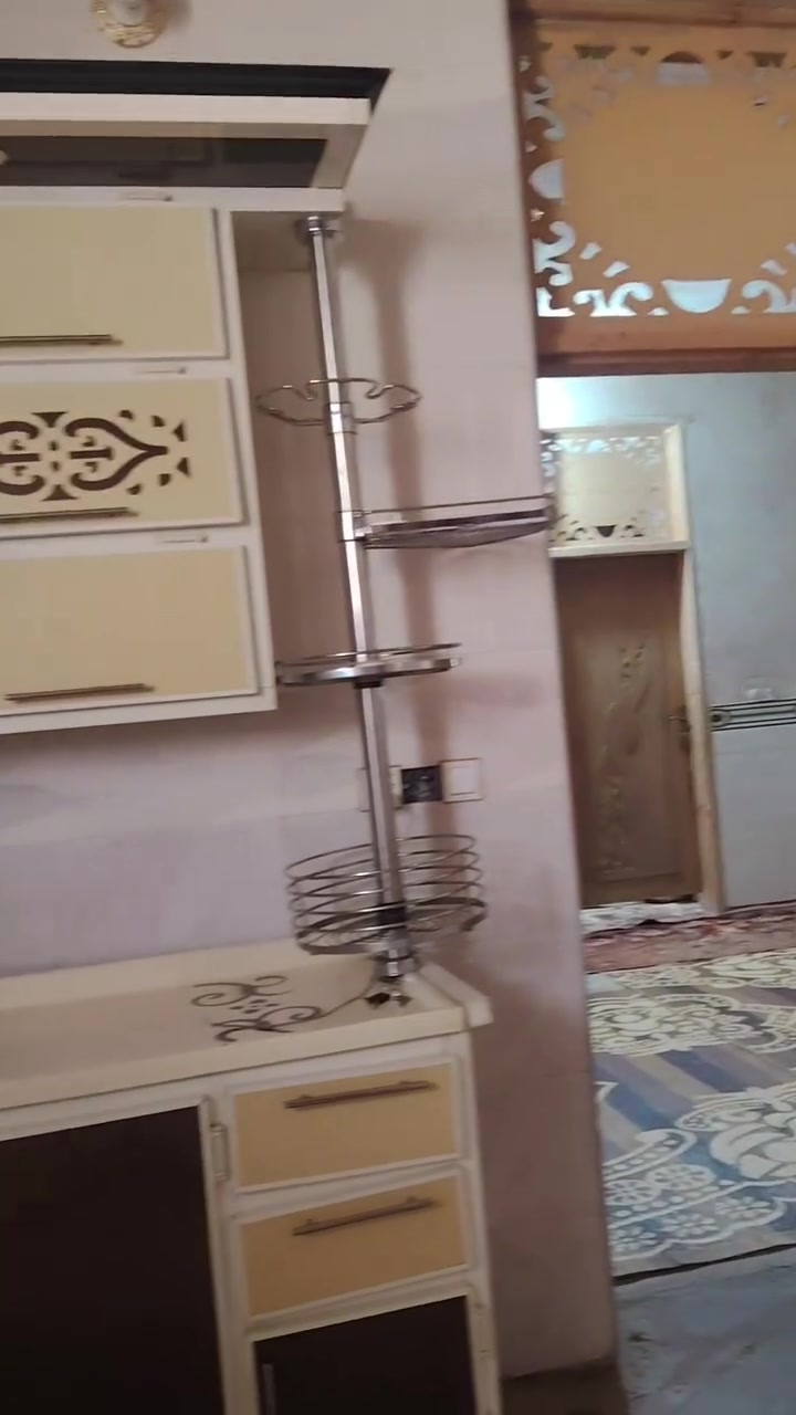 سلام عليكم بيت لبيع مساحه 200طابو زراعي سند25 بي غرفتين وصاله واستقبال مطبخ حار بارد صحيات داخل وخارج المكان القاسم شارع الداينيه قرب سكله قاسم الدايني الاتصال واستفسار على هذا رقم***********
