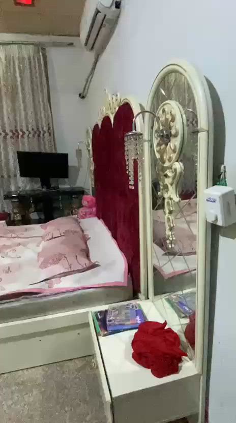 غرفه تركيه ملكيه جديده للبيع  كلشي ما بيها تتكون من جربايه ملكيه وميز مرايه وكنتور متكون من 14خانه  وبي قاصه وتتكون من مقعد وزاويه وجهين وميز أربع جرارات ربي شازلونه السعر خاص الغرفه يشهد الله نظيفه كدامكم كلشي ما بيها


**إذا كنت صاحب هذا الإعلان وتريد حذفه لأي سبب، رجاءا أرسل رسالة إلى الدعم الفني**